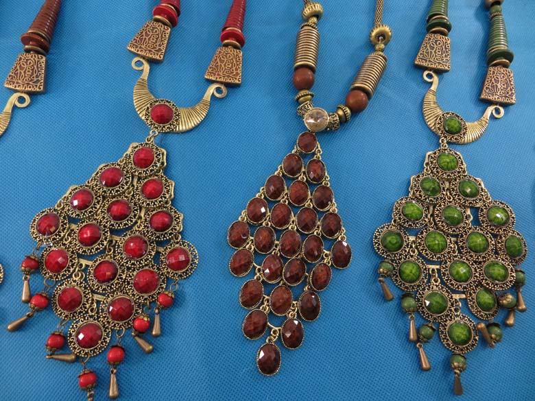 chuncky-vintage-retro-necklaces-20ad