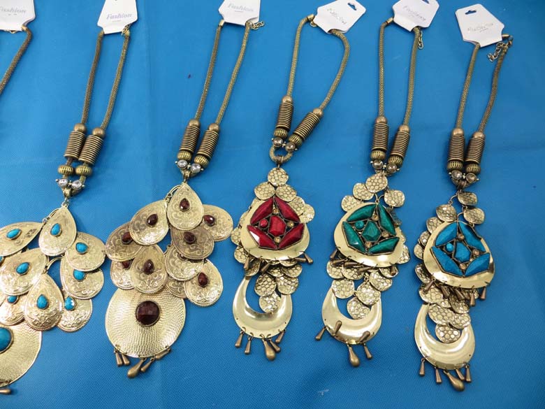 chuncky-vintage-retro-necklaces-20c
