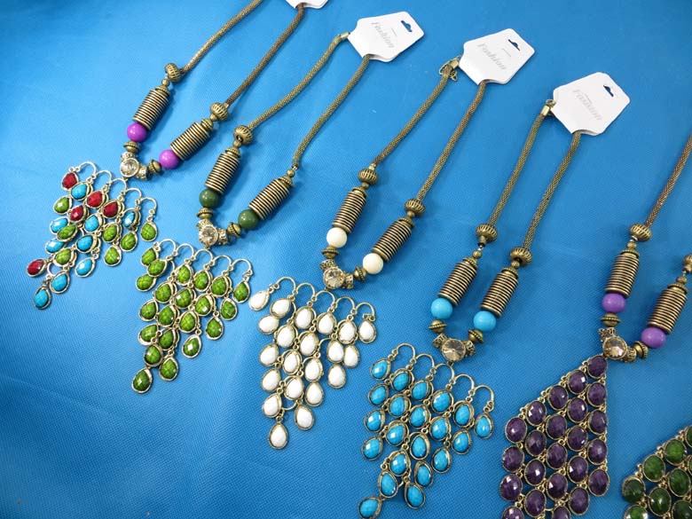 chuncky-vintage-retro-necklaces-20q