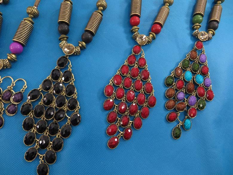 chuncky-vintage-retro-necklaces-20v