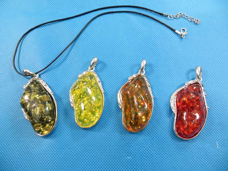 imitation-amber-pendant-necklace-2a