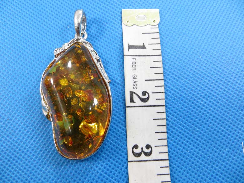 imitation-amber-pendant-necklace-2c