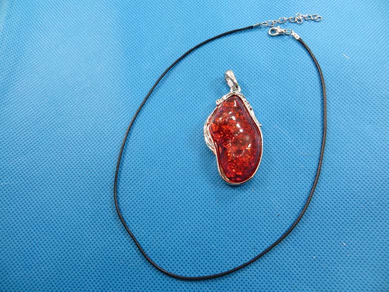 imitation-amber-pendant-necklace-2f