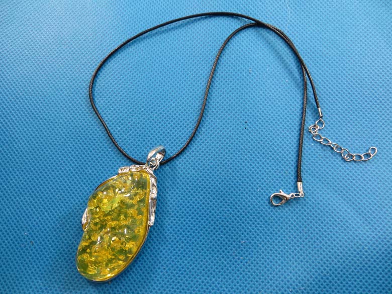 imitation-amber-pendant-necklace-2g