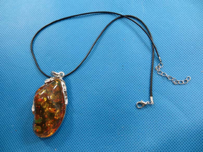 imitation-amber-pendant-necklace-2h