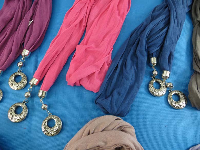 double-pendants-necklace-scarf-85f