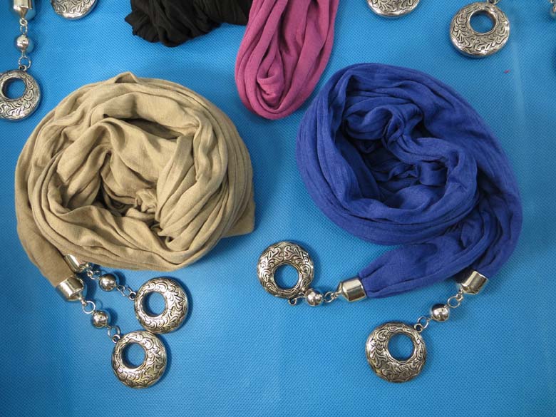 double-pendants-necklace-scarf-85i