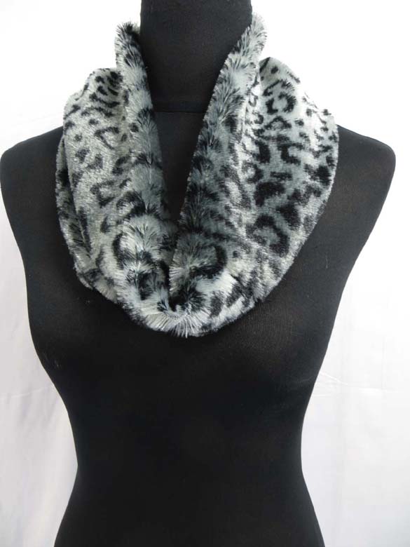 fuzzy-circle-neckwarmer-scarf-126f