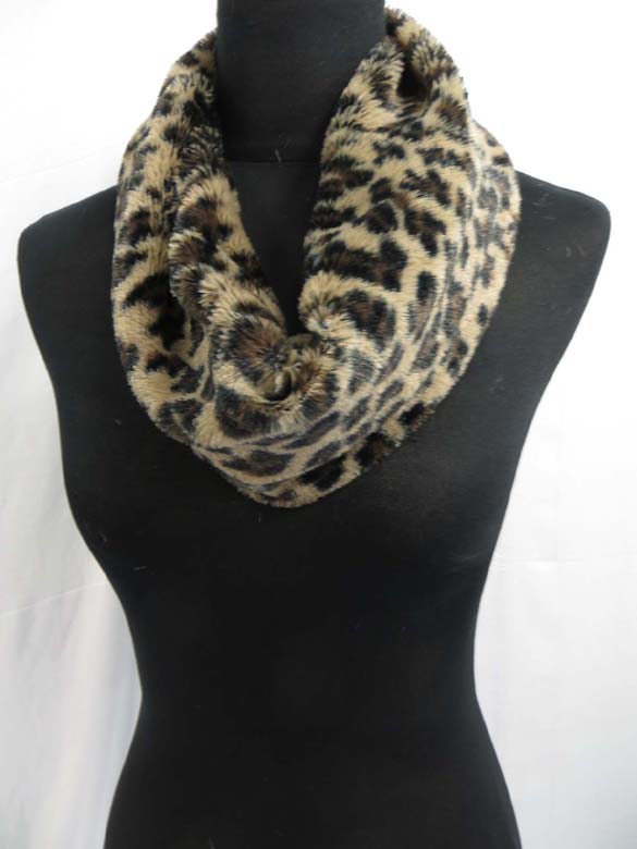 fuzzy-circle-neckwarmer-scarf-126h