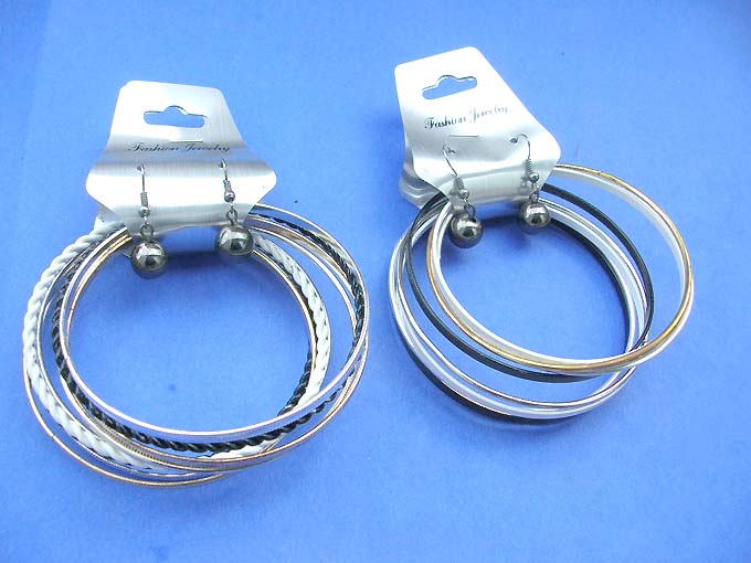 multiple-bangles-02-blackwhite