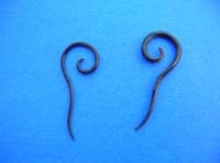 Stylish organic horn earring in small spiral motif with tail