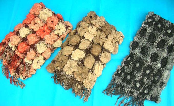 bumpy-bubble-scarf-shawl-01d