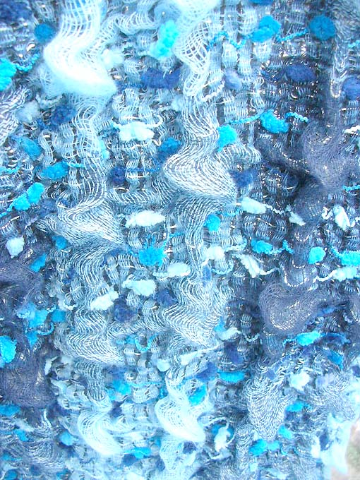 bumpy-bubble-scarf-shawl-02l