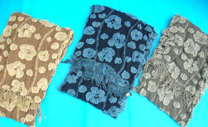 bumpy-bubble-scarf-shawl-04a