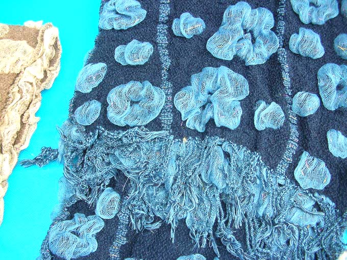 bumpy-bubble-scarf-shawl-04b