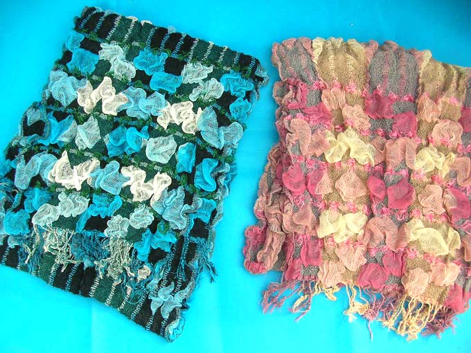 bumpy-bubble-scarf-shawl-05b