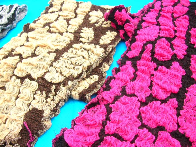 bumpy-bubble-scarf-shawl-08b