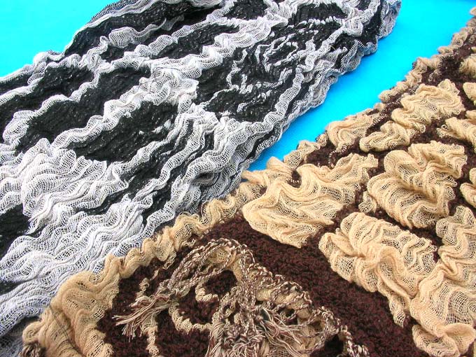 bumpy-bubble-scarf-shawl-08c