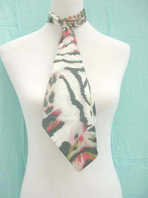 satin-butterfly-neck-scarf-2b