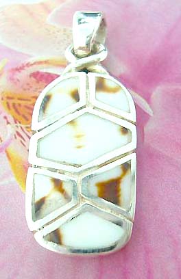  Fashion supplier exports Sterling silver pendant in oval shape design with 6 white seashell pieces          