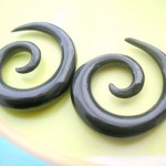Wholesale organic ear jewelry. natural hand carved ear gauge horn spiral ear stretcher.
