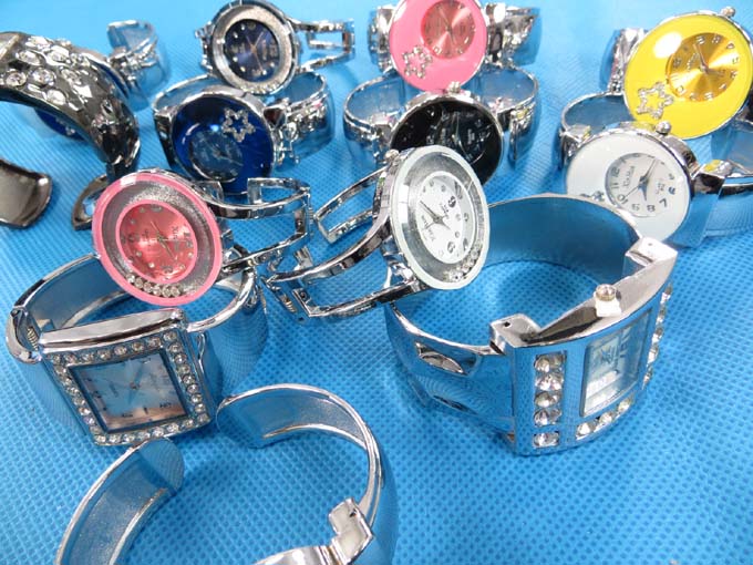 fashion-bangle-watch-2d