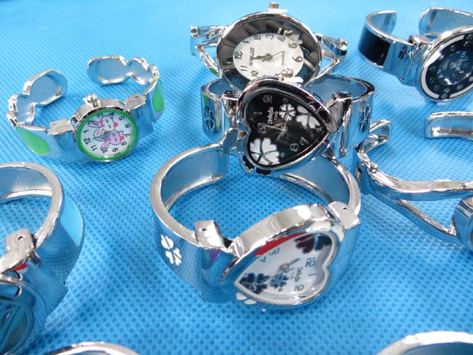 fashion-bangle-watch-3d