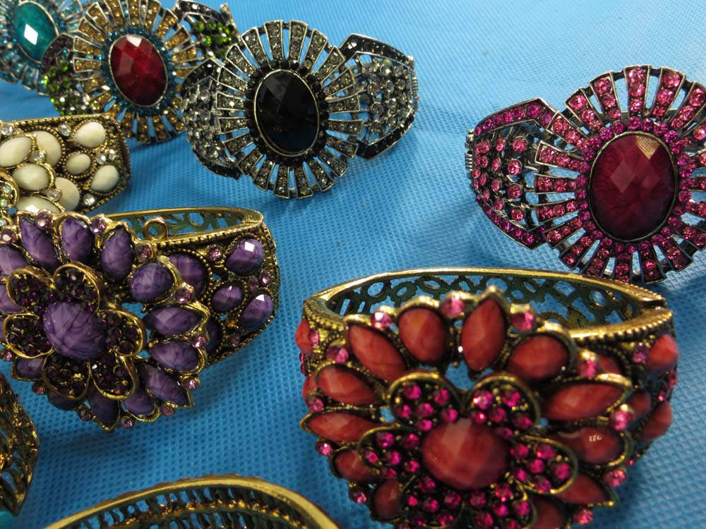 vintage-bangle-72j