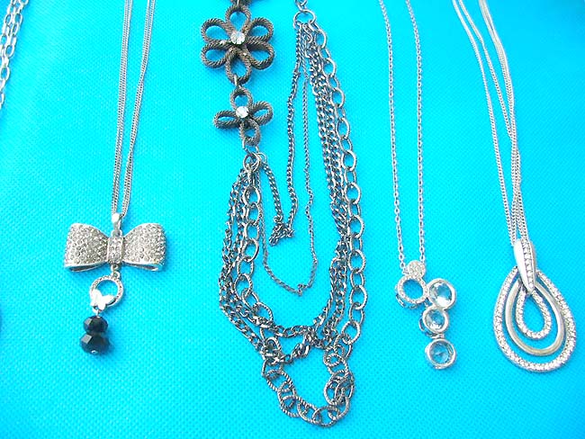 costume-necklaces-long-chains-8e