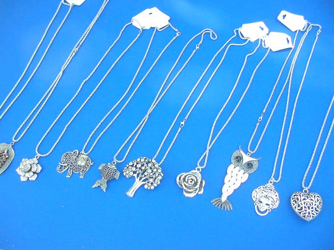 long-chain-pendant-necklace-1a
