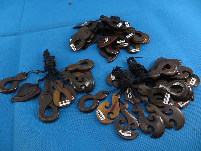 bali-wooden-pendant-necklace-1a