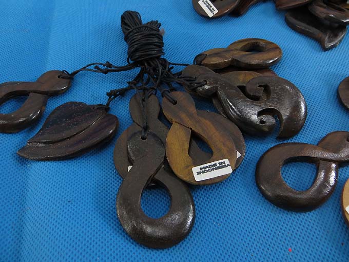 bali-wooden-pendant-necklace-1b