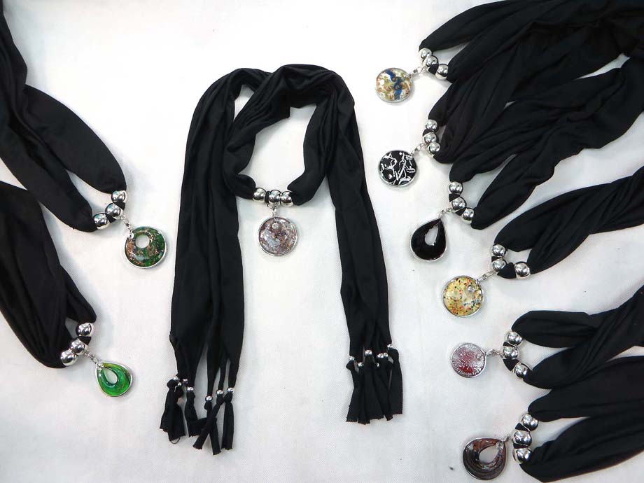 pendantscarf01blacki