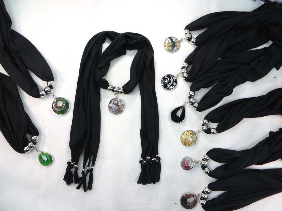 pendantscarf01blackj