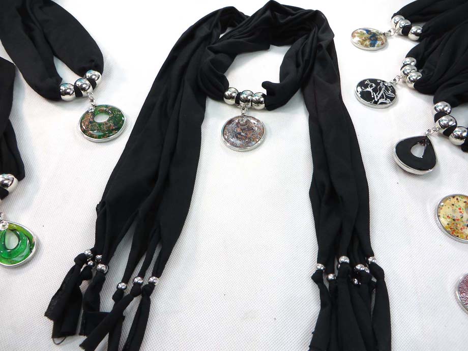 pendantscarf01blackk