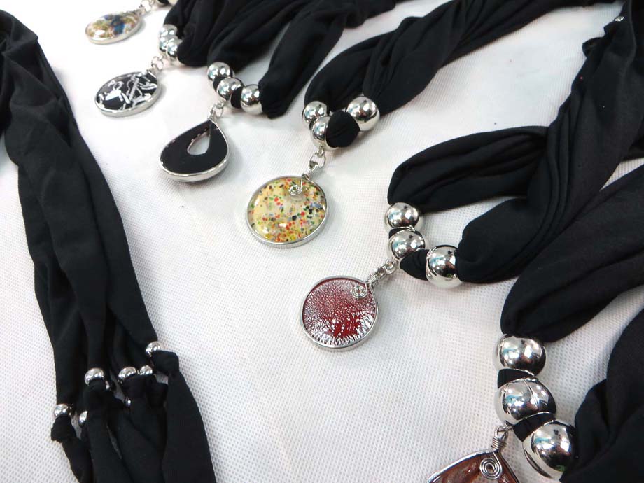 pendantscarf01blackl