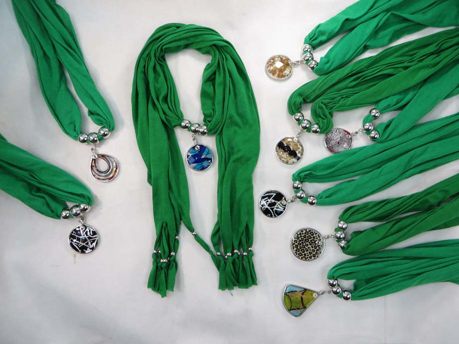 pendantscarf01greenl