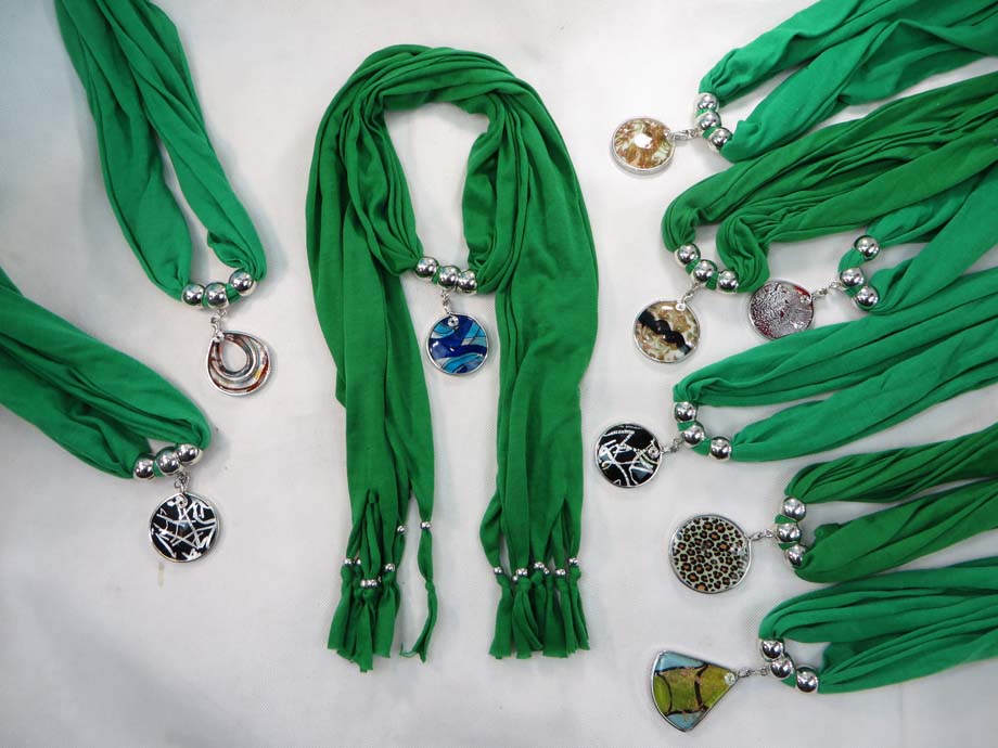 pendantscarf01greenm