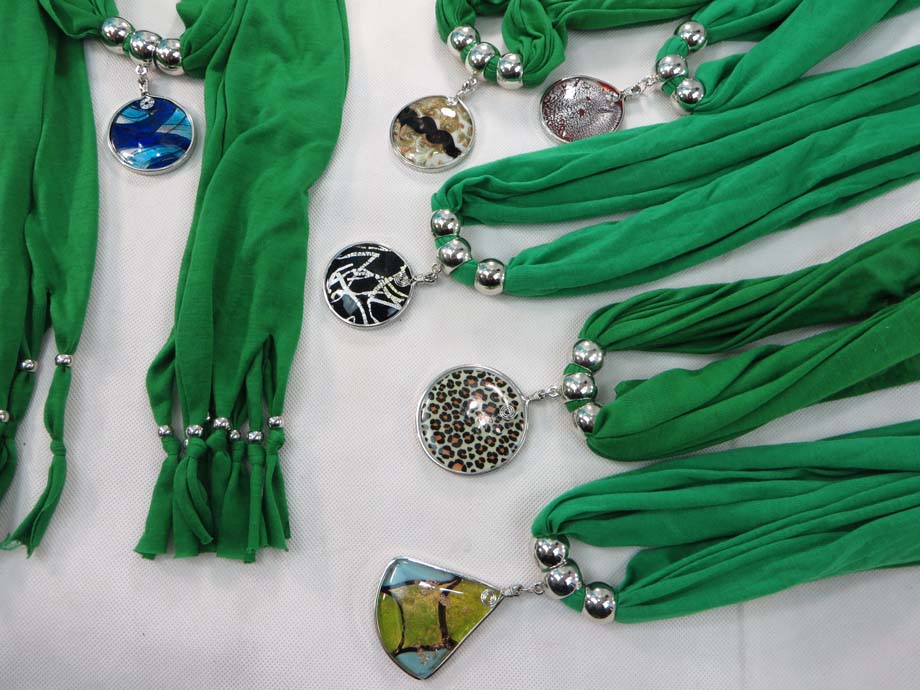 pendantscarf01greenp