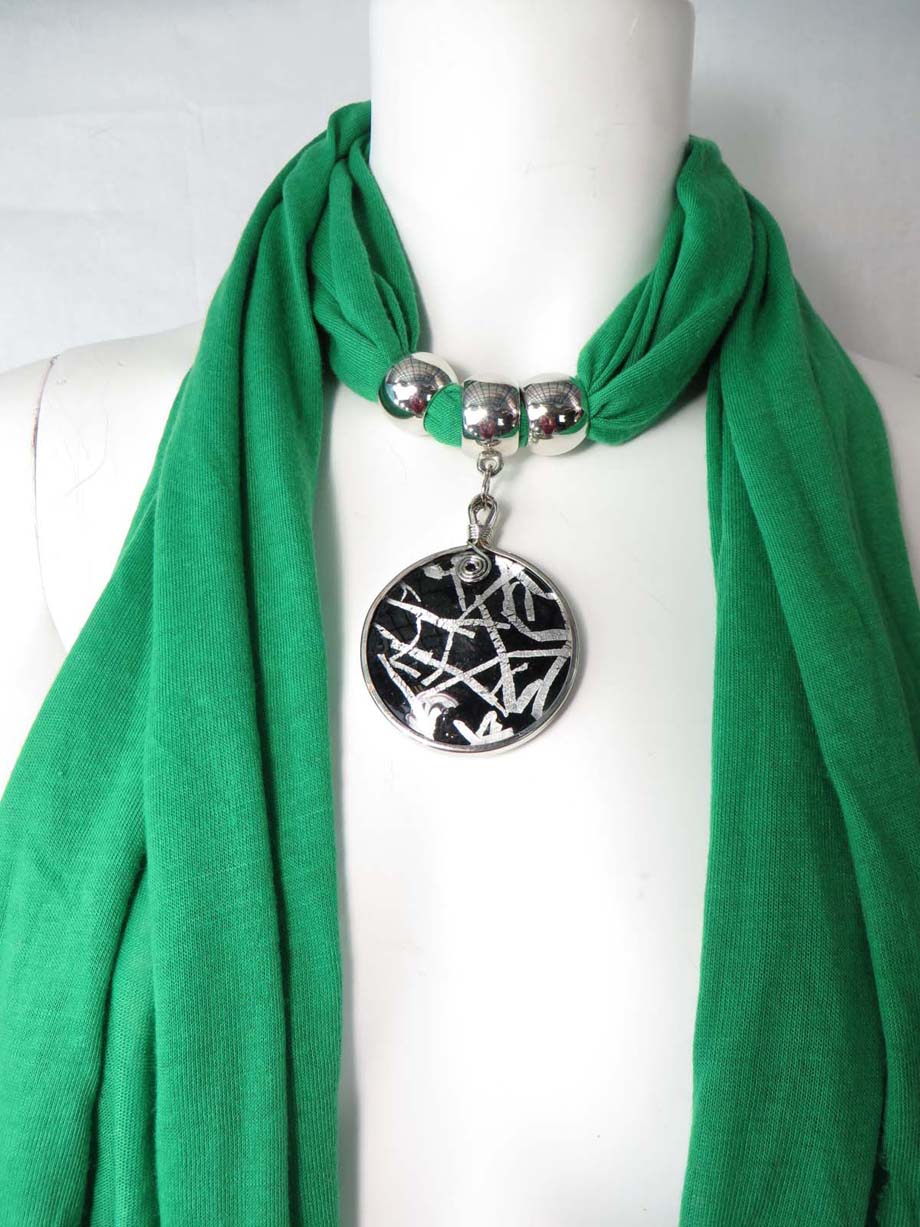 pendantscarf01greenzv