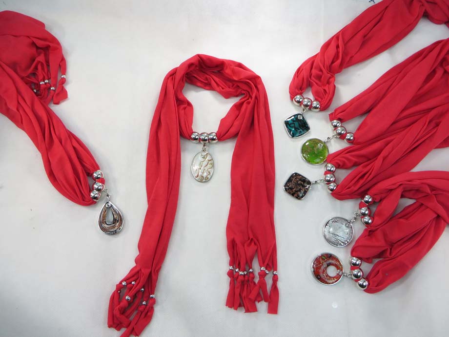 pendantscarf01redg