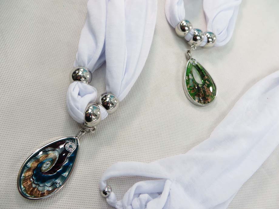 pendantscarf01whitem