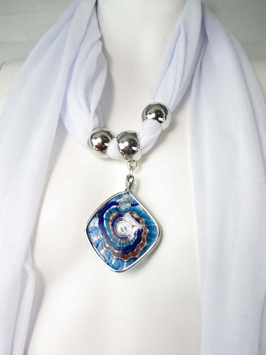 pendantscarf01whitezg