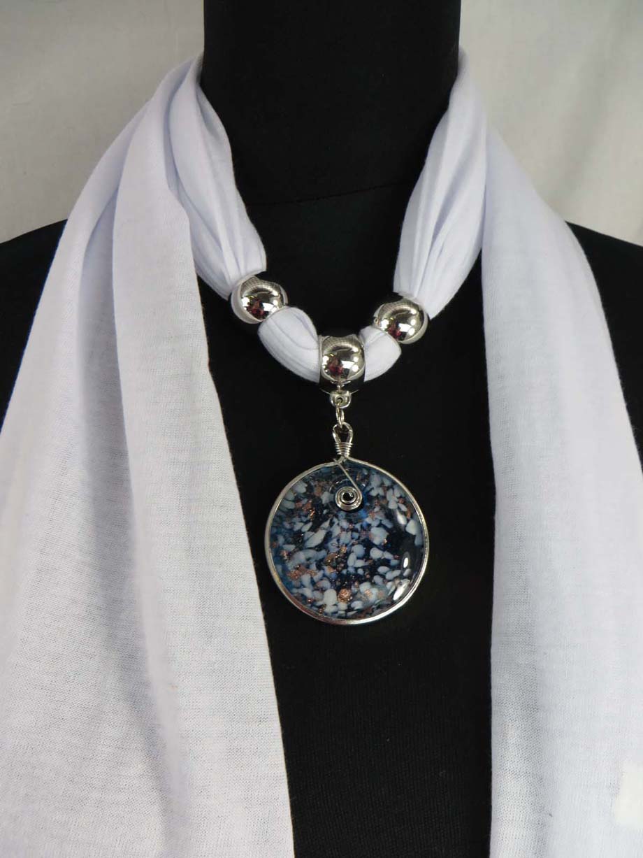 pendantscarf01whitezi