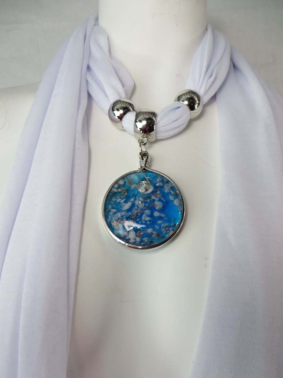 pendantscarf01whitezk