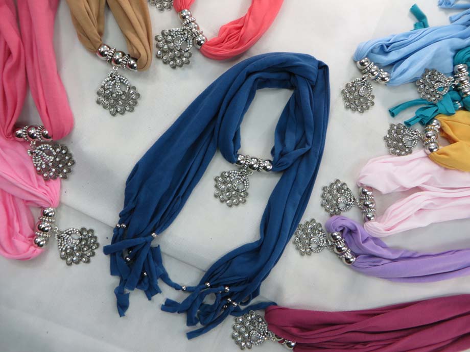 pendantscarf04h