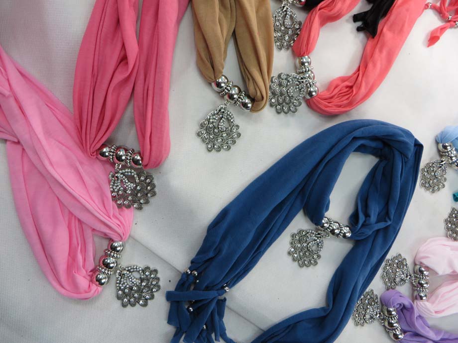 pendantscarf04j