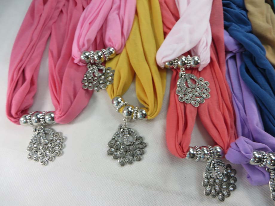 pendantscarf04w