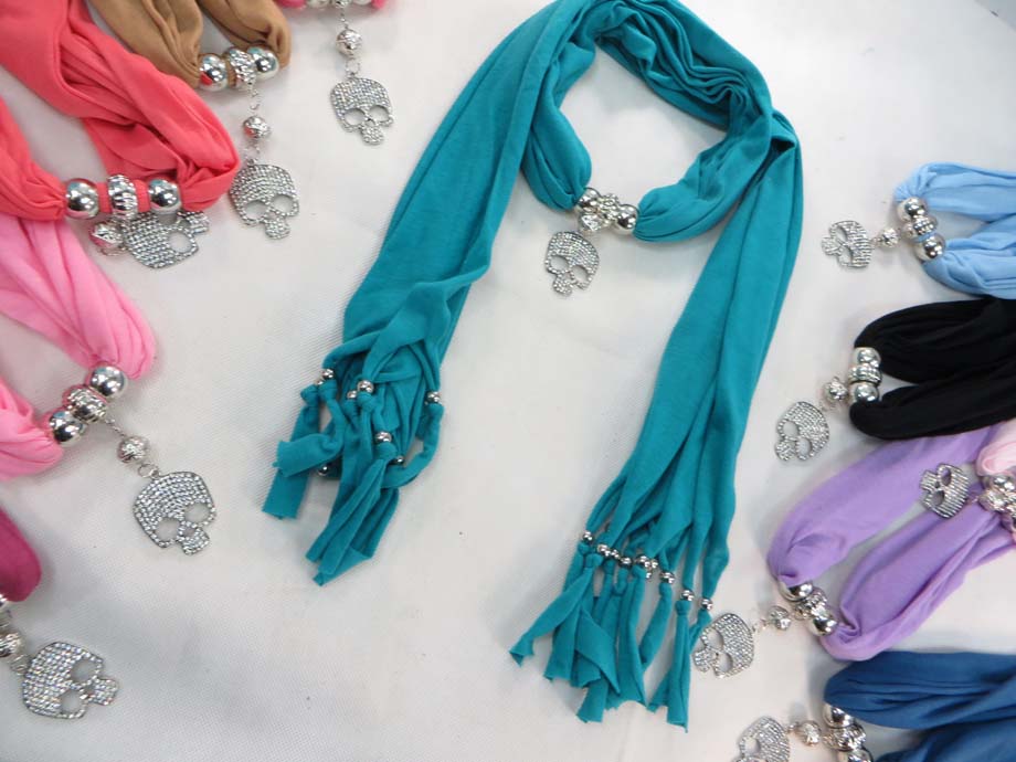 pendantscarf05j