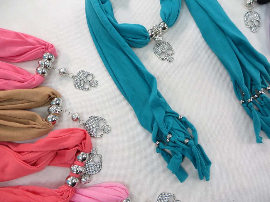 pendantscarf05o